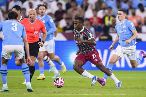 JEDDAH, SAUDI ARABIA - DECEMBER 22: Jhon Arias of Fluminense (R) runs with the ball during the FIFA Club World Cup Final match between Manchester City and Fluminense at King Abdullah Sports City on December 22, 2023 in Jeddah, Saudi Arabia. (Photo by Marcio Machado/Eurasia Sport Images/Getty Images)