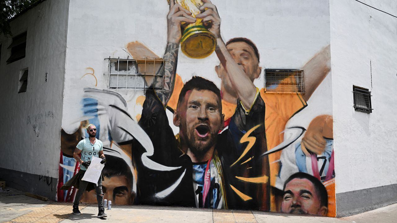 El mural inmortaliza el momento que esperó Lionel Messi durante toda su carrera. Foto: AFP.