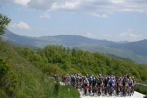El pelotón en Giro de Italia 2022 - Foto: AP