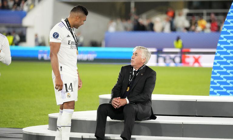 Real Madrid's Casemiro, left, speaks with Real Madrid's head coach Carlo Ancelotti after winning the UEFA Super Cup final soccer match between Real Madrid and Eintracht Frankfurt at Helsinki's Olympic Stadium, Finland, Wednesday, Aug. 10, 2022. (AP/Sergei Grits)