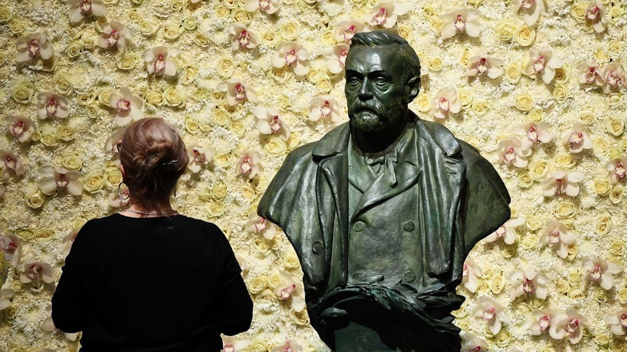 El busto de Alfred Nobel, quien hizo una fortuna por in inventar la dinamita en 1866, y quien en su testamente ordenó la creación del premio. Foto: Jonathan NACKSTRAND / AFP)
