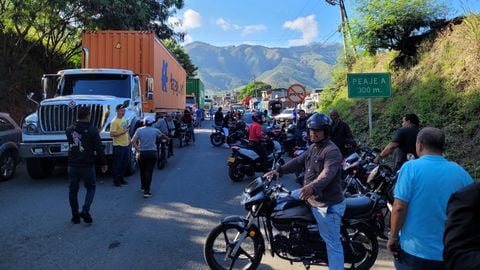 Le hacen fuerte llamado al Gobierno para atender situación en la vía Buga-Buenaventura, bloqueada a la altura de Loboguerrero.