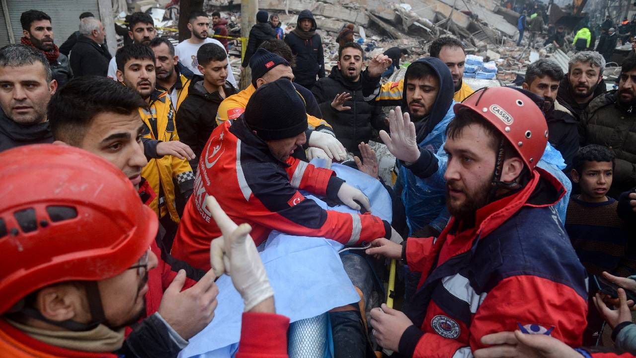 Rescatistas y voluntarios sacan a un superviviente de entre los escombros en Diyarbakir el 6 de febrero de 2023.