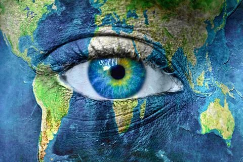 Planeta tierra y ojo humano azul - "Elementos de esta imagen proporcionada por la NASA"