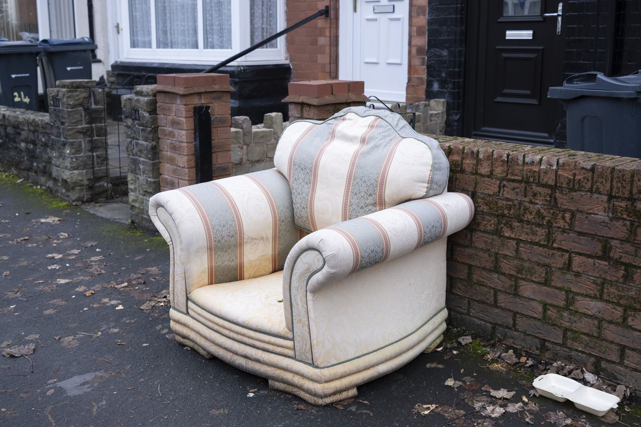 Viejo sillón tirado en un cruce de carreteras principal en Bordesley el 21 de noviembre de 2020 en Birmingham, Reino Unido.