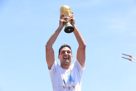 Lionel Scaloni levantando la Copa del mundo de Catar 2022.
