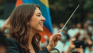 Medellín, Mayo 5: La directora de orquesta colombiana Susana Boreal dirige a más de 400 músicos reunidos en el antiguo Parque de los Deseos, hoy Parque de la Resistencia, para interpretar una versión actualizada del himno nacional colombiano, en Medellín, Colombia, el 5 de mayo de 2021. Daniel de la Cortes - Agencia Anadolu