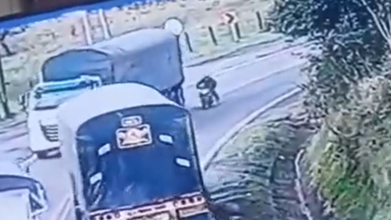 El motociclista se topó de frente con el camión.