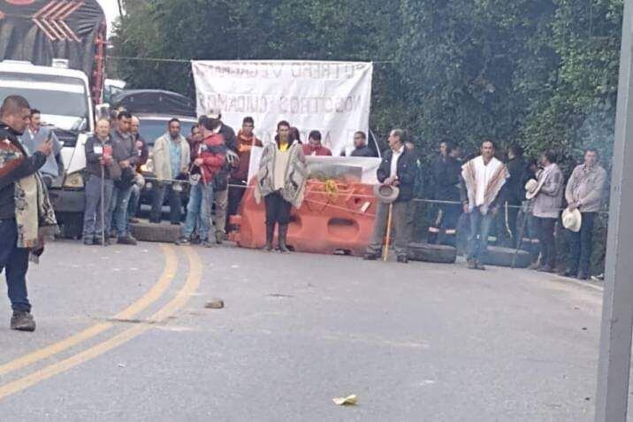 Campesinos bloquean la vía entre Bucaramanga y Cúcuta.