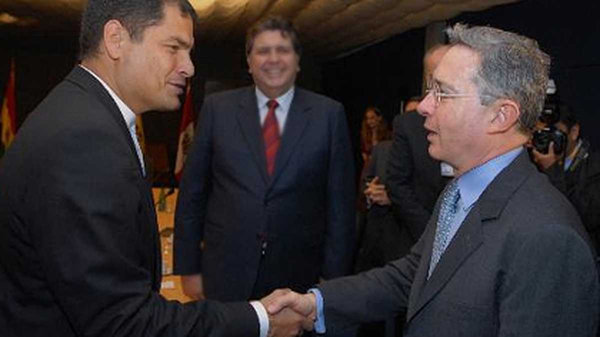 Rafael Correa, presidente de Ecuador y su homólogo colombiano Álvaro Uribe iniciaron diálogos después de la reunión de Unasur en Bariloche