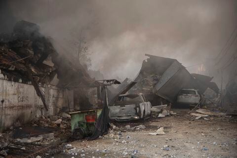 Vehículos destruidos y escombros después de una fuerte explosión, el lunes 14 de agosto de 2023, en San Cristóbal, República Dominicana. (Jolivel Brito/Diario Libre via AP)
