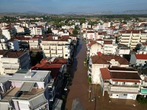 El agua cubre las calles de un suburbio tras unas lluvias de récord en Larissa, en la región de Salónica, en el centro de Grecia, el 8 de septiembre de 2023. (AP Foto/Vaggelis Kousioras)