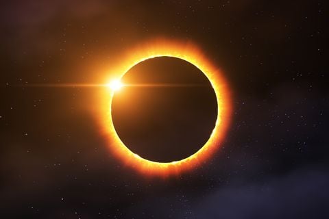 Durante el eclipse anular, la Luna se aliena perfectamente con el centro del Sol, para dar la impresión de un "anillo de fuego".