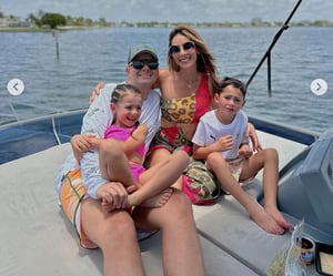 La presentadora se fue de vacaciones junto con su esposo e hijos. (Instagram @caritosotooficial)
