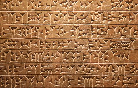 Escritura cuneiforme: Lenguaje empleado por las antiguas civilizaciones mesopotámicas.