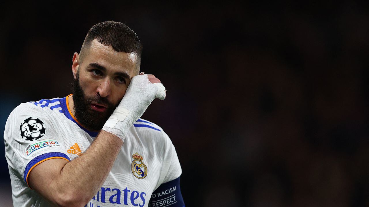 Real Madrid's French striker Karim Benzema reacts during the UEFA Champions League Quarter-final first leg football match between Chelsea and Real Madrid at Stamford Bridge stadium in London, on April 6, 2022. (Photo by Adrian DENNIS / AFP)