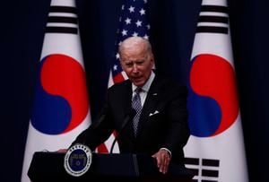 SEÚL, COREA DEL SUR - 21 DE MAYO: El presidente de los Estados Unidos, Joe Biden, habla durante una conferencia de prensa con el presidente de Corea del Sur, Yoon Suk-yeol, en la oficina presidencial el 21 de mayo de 2022 en Seúl, Corea del Sur. El presidente de Estados Unidos, Joe Biden, visitará Corea del Sur para su primera cumbre con su homólogo surcoreano, Yoon Suk-yeol, y se espera que los dos líderes discutan una variedad de temas, incluido el programa nuclear de Corea del Norte y los riesgos de la cadena de suministro. (Foto de Jeon Heon-Kyun - Pool/Getty Images)