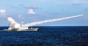 En el mar Meridional de China, Estados Unidos y el país asiático más se muestran los dientes. En la foto, la fragata Yuncheng lanza un misil antibuque en unos ejercicios cerca de las islas Hainan y Xisha.