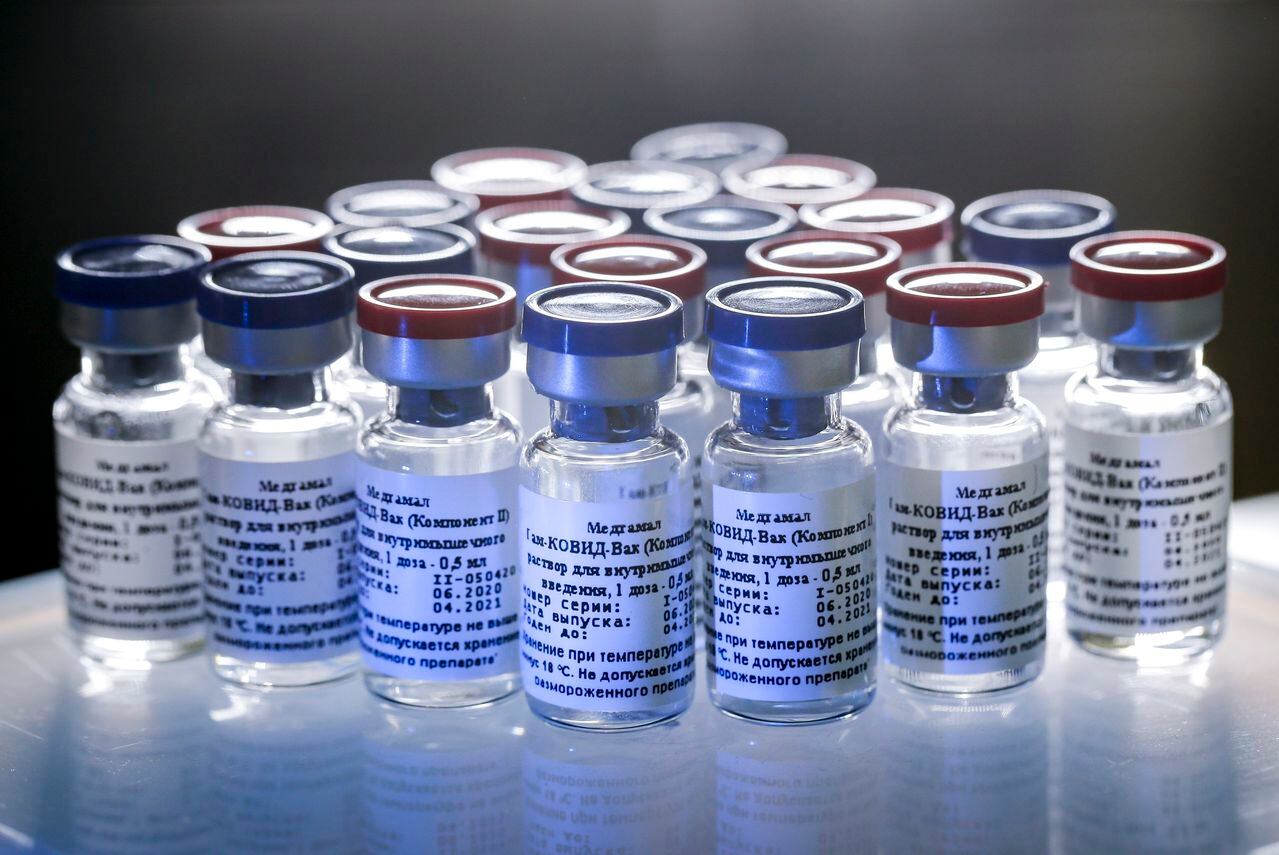 Estados Unidos acusa que campaña de desinformación rusa busca quitar confianza en vacuna de Pfizer y otras farmacéuticas