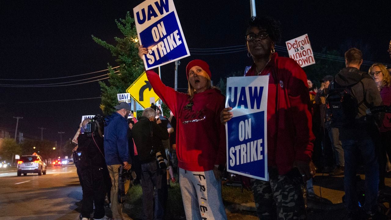 El sindicato de trabajadores automotrices de EE. UU. anunció el inicio de una huelga en tres fábricas poco después de la medianoche del viernes 15 de septiembre, cuando expiró el plazo para llegar a un acuerdo con los empleadores sobre un nuevo contrato.(Foto de Matthew Hatcher / AFP)