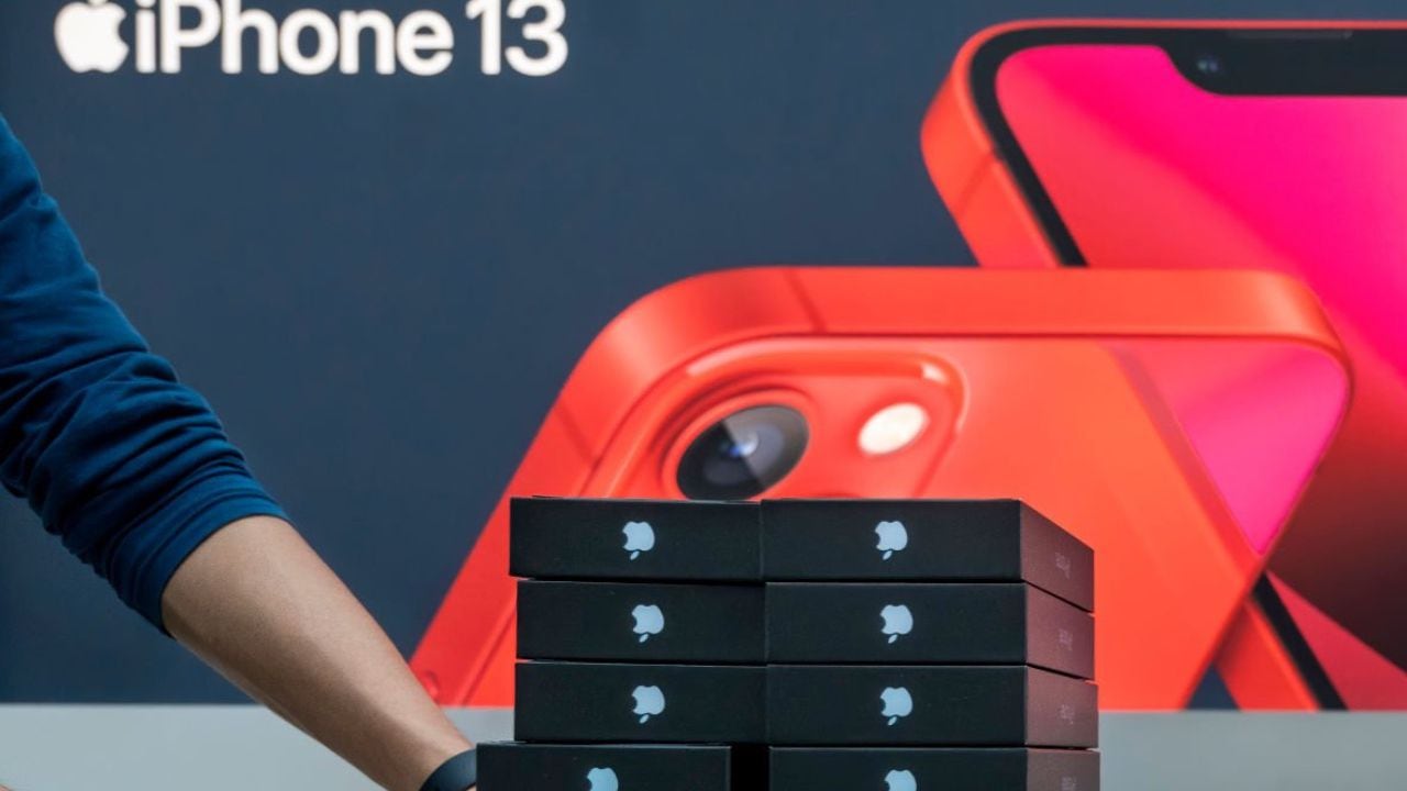 Por cuenta de la pandemia, fabricantes de los teléfonos y computadores Apple deben detener la producción en China