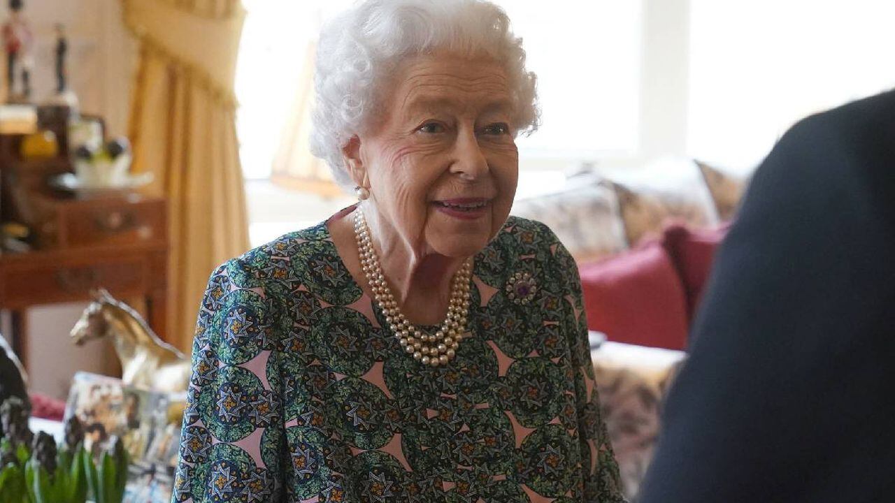 Reina Isabel de Inglaterra abandona palacio de Buckingham. Foto: Steve Parsons, Pool vía AP