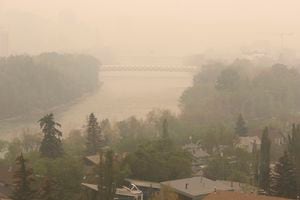 El humo denso de los incendios forestales del norte de Alberta llega al sur para cubrir el área del río Bow en el centro de Calgary, Canadá, el martes 16 de mayo de 2023.