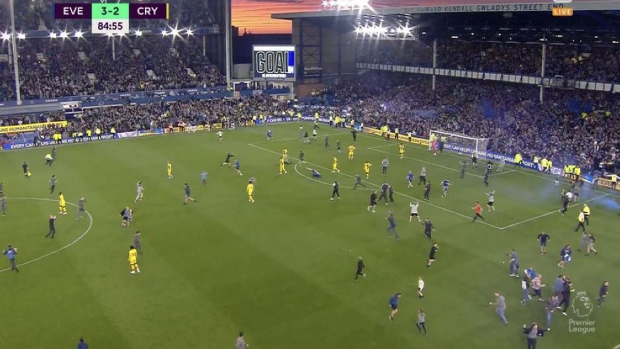 Hinchas del Everton invaden la cancha tras salvarse su equipo del descenso. Vencieron 3 a 2 al Palace.