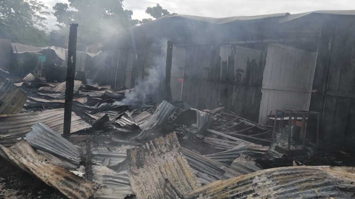 Más de 10 casas quedaron completamente destruidas luego del incendio.