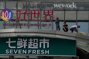 Trabajadores trabajan en la azotea de un centro comercial en Beijing, China. La UE impuso la mayoría de sanciones comerciales a China en 2020.