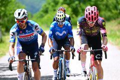 Nairo Quintana (centro) compitiendo en el Giro de Italia 2024.
