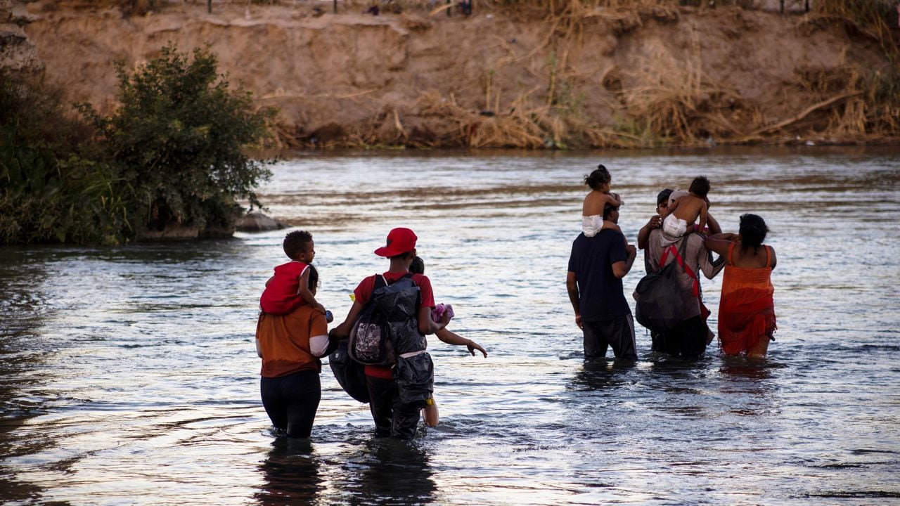 Migrantes intentan cruzar la frontera entre Piedras Negras y Eagle Pass, en Piedras Negras, México, el 04 de agosto de 2023.