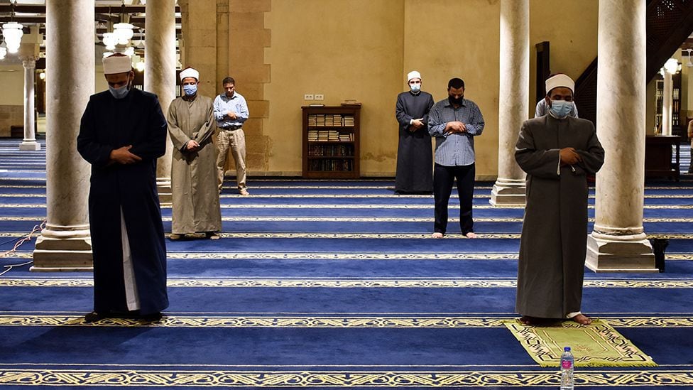 Oraciones de Taraweeh socialmente distanciadas en una mezquita en El Cairo. BBC - IMÁGENES FALSAS
