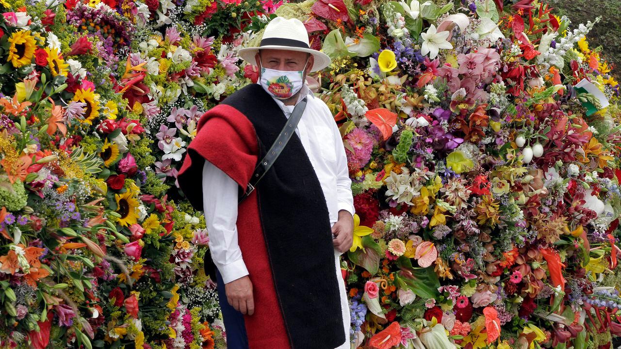 Marcos Alberto Ossa, director de Asocolflores Antioquia, explica que el regreso del desfile de silleteros demuestra que en Medellín existe una apuesta de ciudad que busca celebrar la vida. “Una feria de más de 60 años es significativa para la ciudad y sus habitantes, es una manera de oxigenar y regresarle la confianza a los antioqueños”. Para esta edición el sector floricultor, representado por Asocolflores, donó 300 millones de pesos en 500.000 flores que utilizarán los artesanos en el desfile. Foto: Cortesía Fredy Builes/ Getty Images.