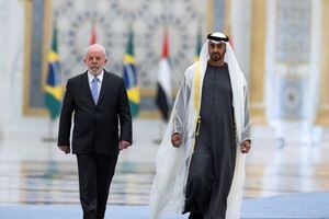 El jeque Mohamed bin Zayed Al Nahyan, presidente de los Emiratos Árabes Unidos (derecha), recibe a Luiz Inácio Lula da Silva, presidente de Brasil, durante una recepción de visita oficial en Qasr Al Watan, en Abu Dhabi, Emiratos Árabes Unidos, el 15 de abril de 2023. Abdulla Al Neyadi/Tribunal Presidencial de los EAU/Folleto a través de REUTERS