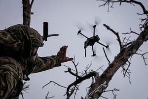 Un militar ucraniano lanza un dron kamikaze FPV en primera línea, en medio del ataque de Rusia a Ucrania, cerca de la ciudad de Bakhmut en la región de Donetsk, Ucrania, el 12 de diciembre de 2023.