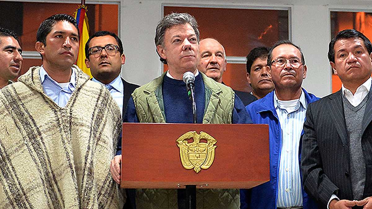 El Presidente Juan Manuel Santos, acompañado este lunes por líderes campesinos, informa sobre los resultados de las diferentes reuniones sostenidas este lunes en la capital de Boyacá.