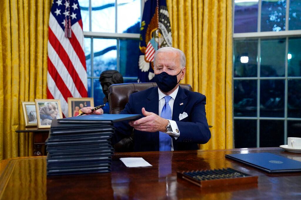 Joe Biden en el Salón Oval firmando varios decretos que revierten las políticas impuestas por Donald Trump.