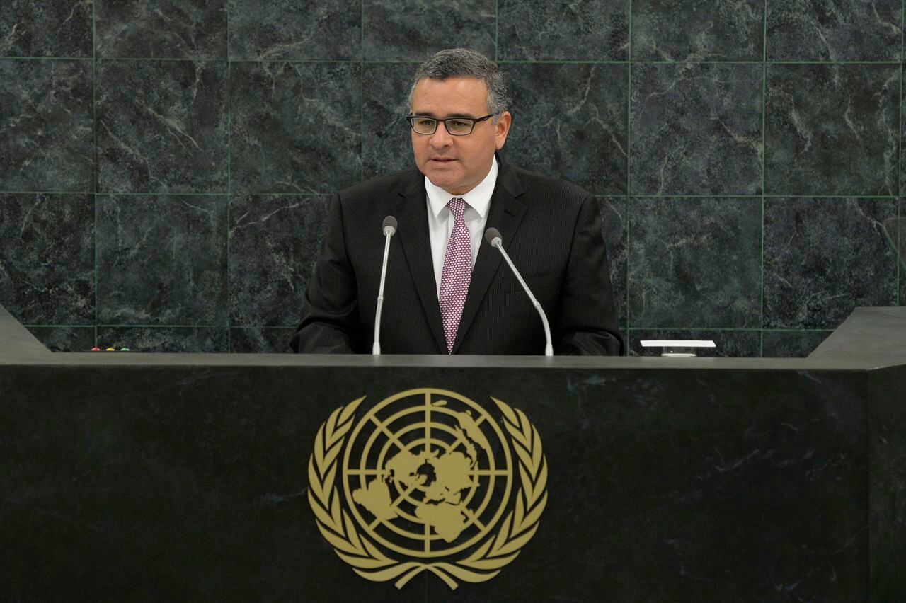 El presidente salvadoreño Carlos Mauricio Funes Cartagena habla en la 68ª Asamblea General de las Naciones Unidas el 25 de septiembre de 2013 en la ciudad de Nueva York.