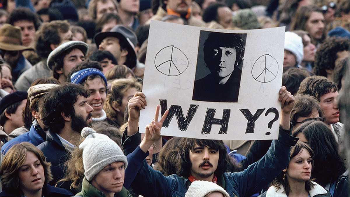 La muerte de Lennon generó una ola de consternación en todo el mundo. Adoloridos, sus fanáticos salieron a las calles y protagonizaron multitudinarias concentraciones. 