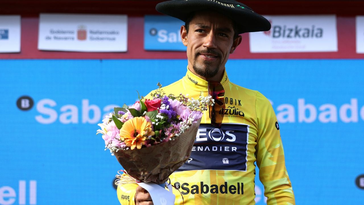 El ciclista colombiano se alzó en el País Vasco tras emocionante final en la última etapa.