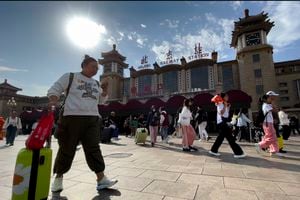 Las vacaciones de este año comenzaron con el Festival del Medio Otoño el viernes y también incluyen el Día Nacional, el 1 de octubre.  (AP Photo/Andy Wong)