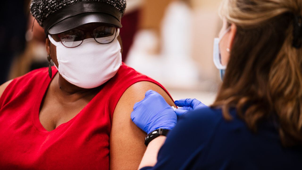 Ciudadanos vacunándose en Estados Unidos. Foto de Jon Cherry/Getty Images.