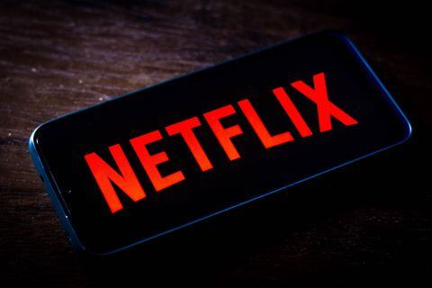 En esta ilustración fotográfica, el logotipo de Netflix que se ve en la pantalla de un teléfono inteligente.
Es un proveedor global de películas y series de televisión a través de streaming y actualmente tiene más de 208 millones de suscriptores.