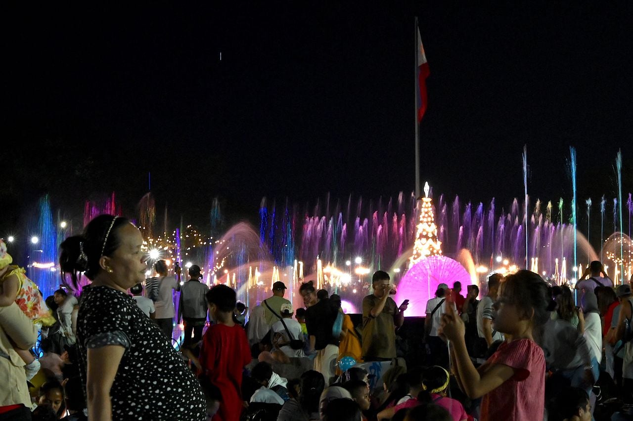 Los juerguistas dan la bienvenida al Año Nuevo en el Parque Rizal, en Manila, el 1 de enero de 2024.