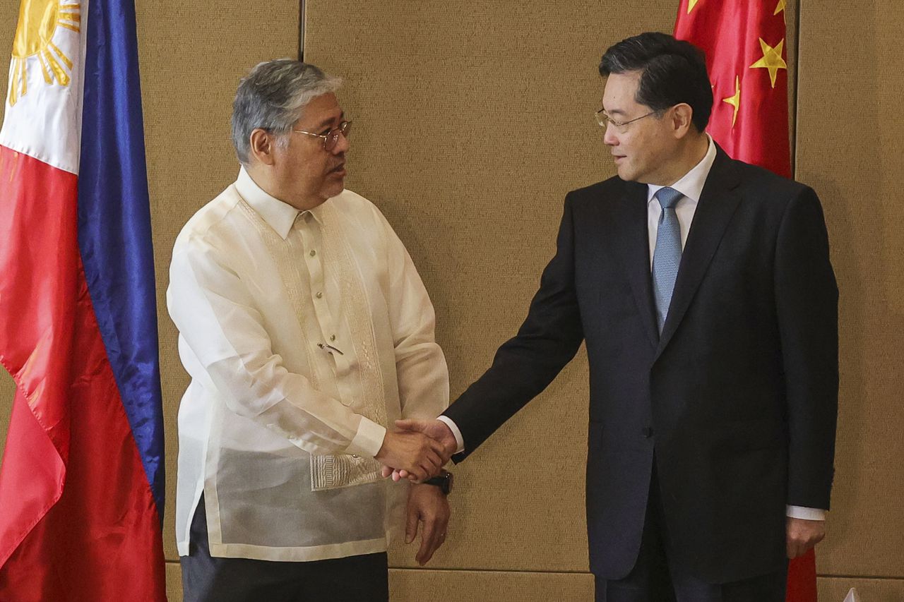 Ministro de Relaciones Exteriores de China, Qin Gang, a la derecha, y el Secretario de Relaciones Exteriores de Filipinas, Enrique Manalo.