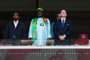 Samuel Eto'o junto a Gianni Infantino, durante el Mundial de Qatar.