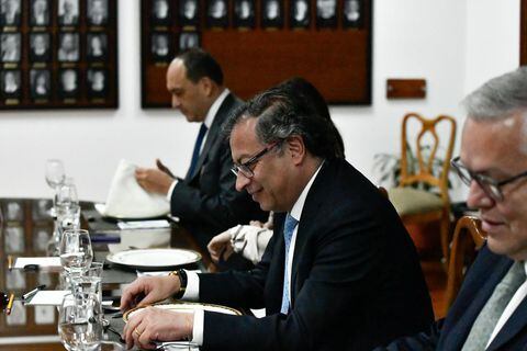 El presidente de Colombia, Gustavo Petro, en reunión con los presidentes de las altas Cortes.