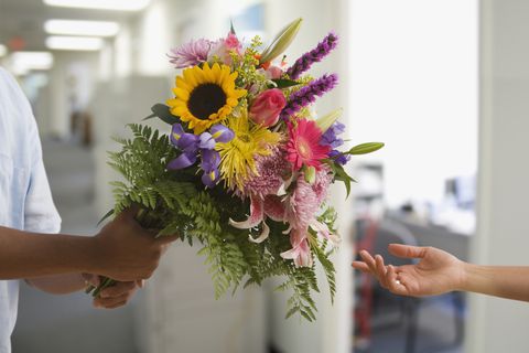 Regalar flores podría mejorar el estado de ánimo de una persona.