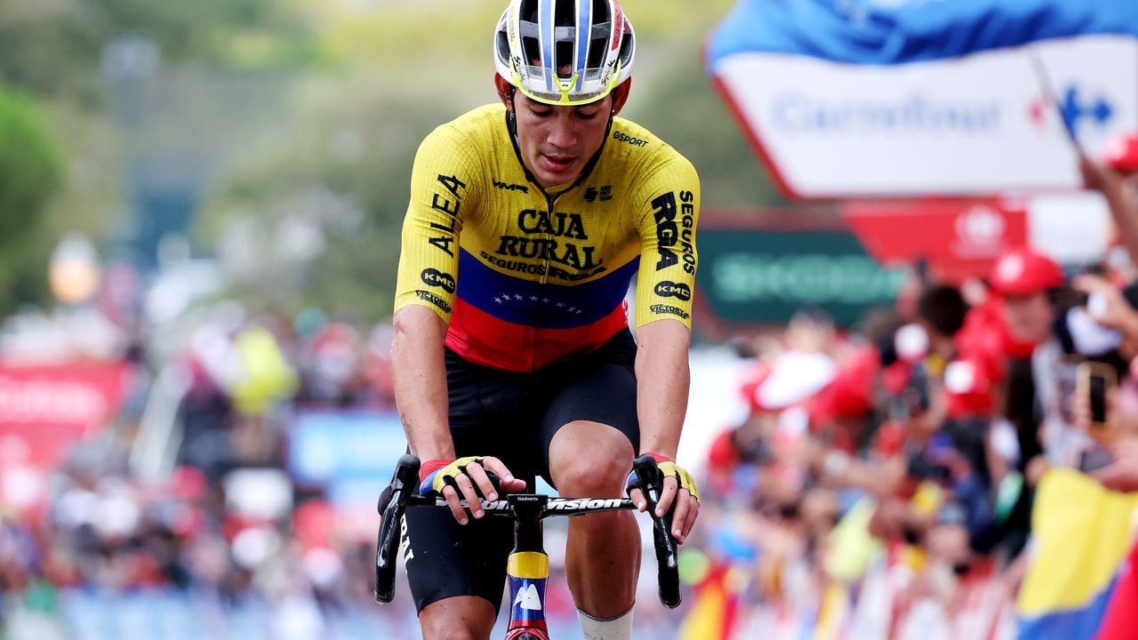 Orluis Aular de Venezuela y el Equipo Caja Rural - Seguros RGA cruzan la línea de meta durante la 78.ª Vuelta a España 2023, Etapa 2, una etapa de 181,8 km desde Mataró a Barcelona / #UCIWT / el 27 de agosto de 2023 en Barcelona, ​​España. (Foto de Alexander Hassenstein/Getty Images)